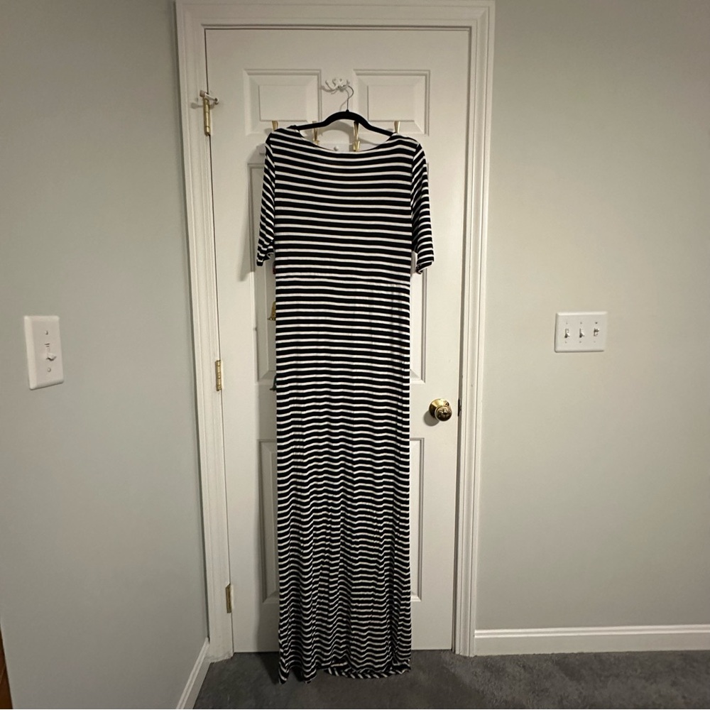 Jessica Simpson- Maternity Dress - Picture 4 of 4